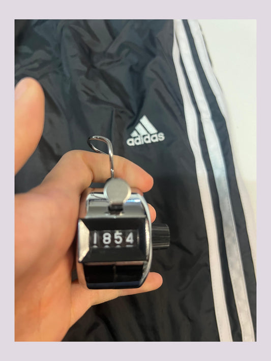 Entdecke unsere Vintage Track Pants von Nike und anderen Marken, erhältlich bei Valuxery.de - Dein Shop für trendige Vintage - Kleidung. Unsere Track Pants sind aus hochwertigen Materialien und