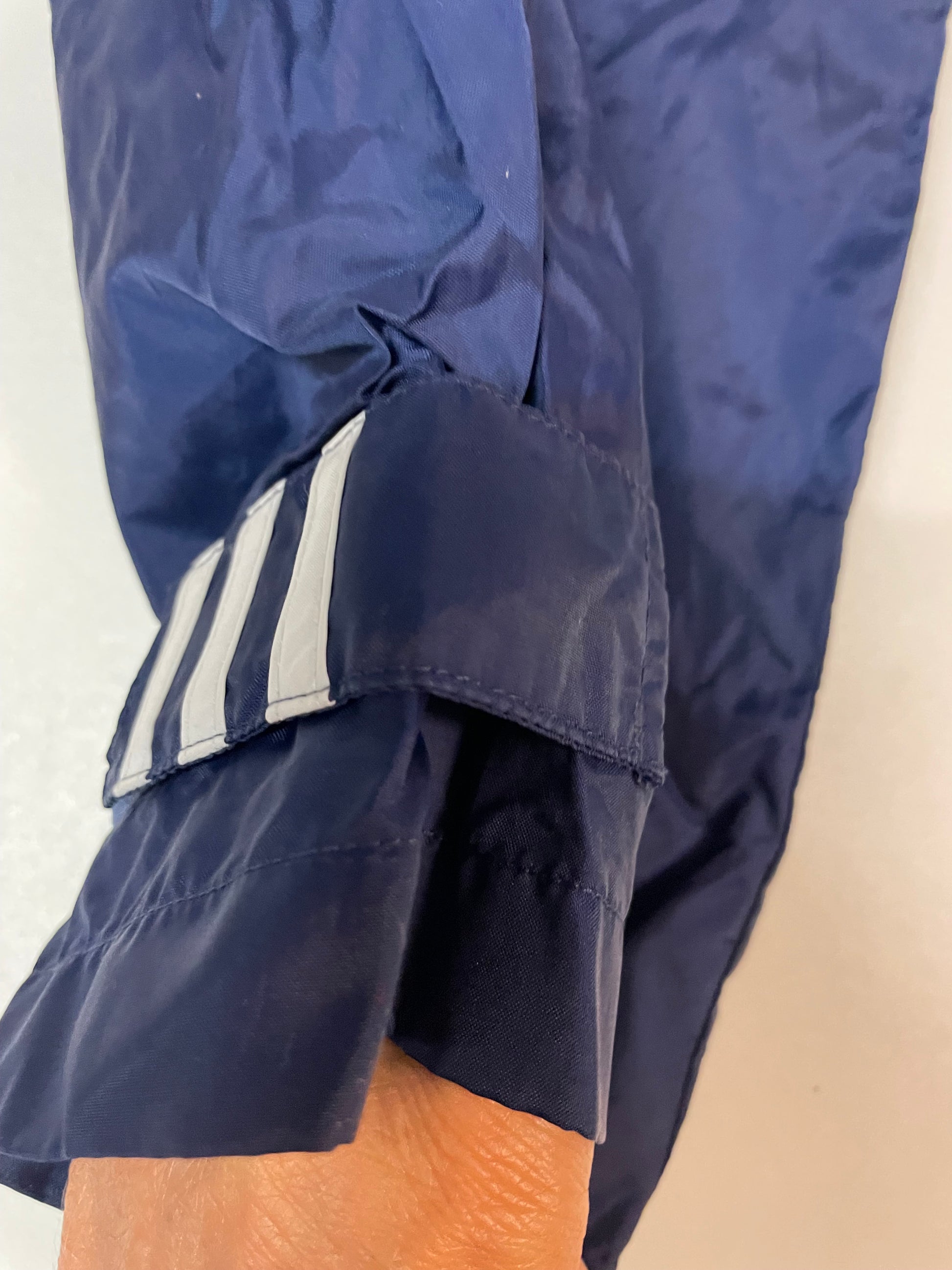 Entdecke unsere Vintage Track Pants von Nike und anderen Marken, erhältlich bei Valuxery.de - Dein Shop für trendige Vintage - Kleidung. Unsere Track Pants sind aus hochwertigen Materialien und
