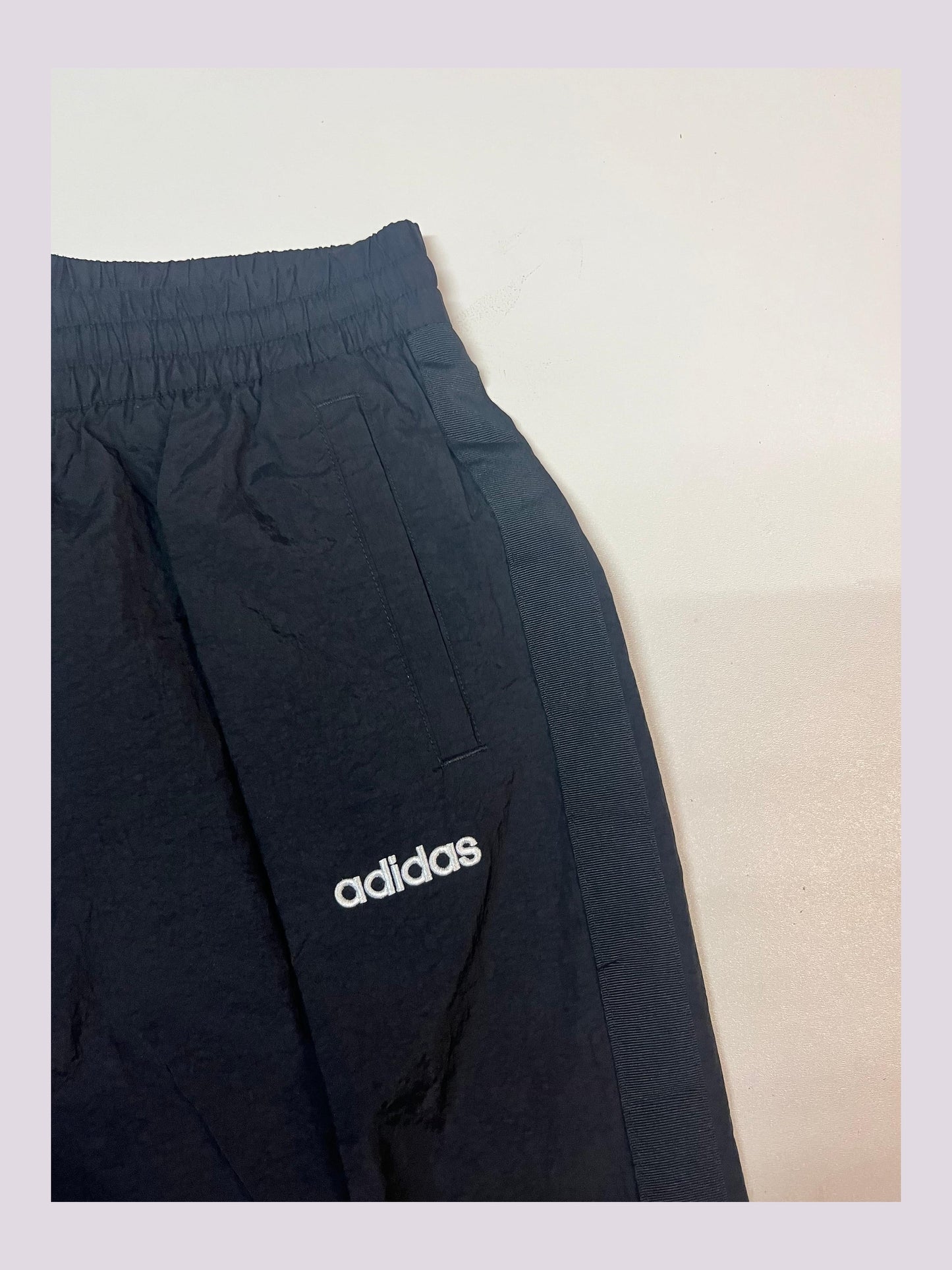 Entdecke unsere Vintage Track Pants von Nike und anderen Marken, erhältlich bei Valuxery.de - Dein Shop für trendige Vintage - Kleidung. Unsere Track Pants sind aus hochwertigen Materialien und