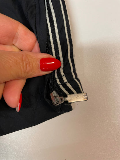 Entdecke unsere Vintage Track Pants von Nike und anderen Marken, erhältlich bei Valuxery.de - Dein Shop für trendige Vintage - Kleidung. Unsere Track Pants sind aus hochwertigen Materialien und