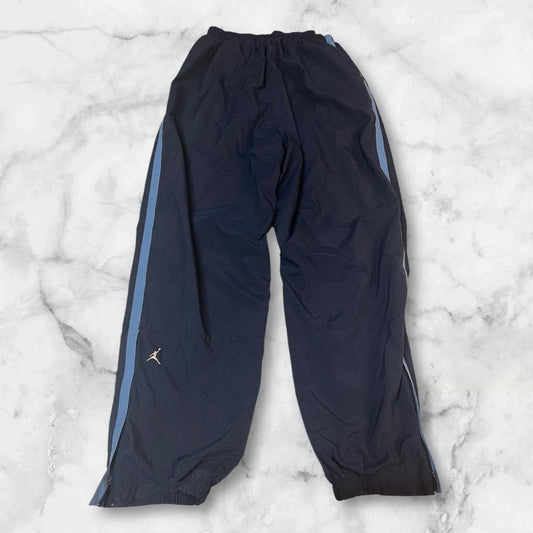 Entdecke unsere Vintage Track Pants von Nike und anderen Marken, erhältlich bei Valuxery.de - Dein Shop für trendige Vintage - Kleidung. Unsere Track Pants sind aus hochwertigen Materialien und