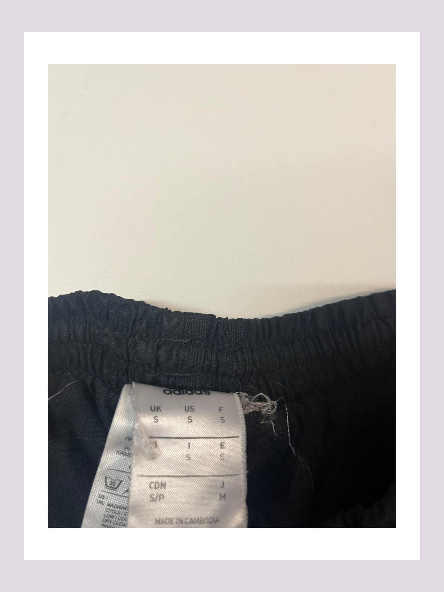 Entdecke unsere Vintage Track Pants von Nike und anderen Marken, erhältlich bei Valuxery.de - Dein Shop für trendige Vintage - Kleidung. Unsere Track Pants sind aus hochwertigen Materialien und