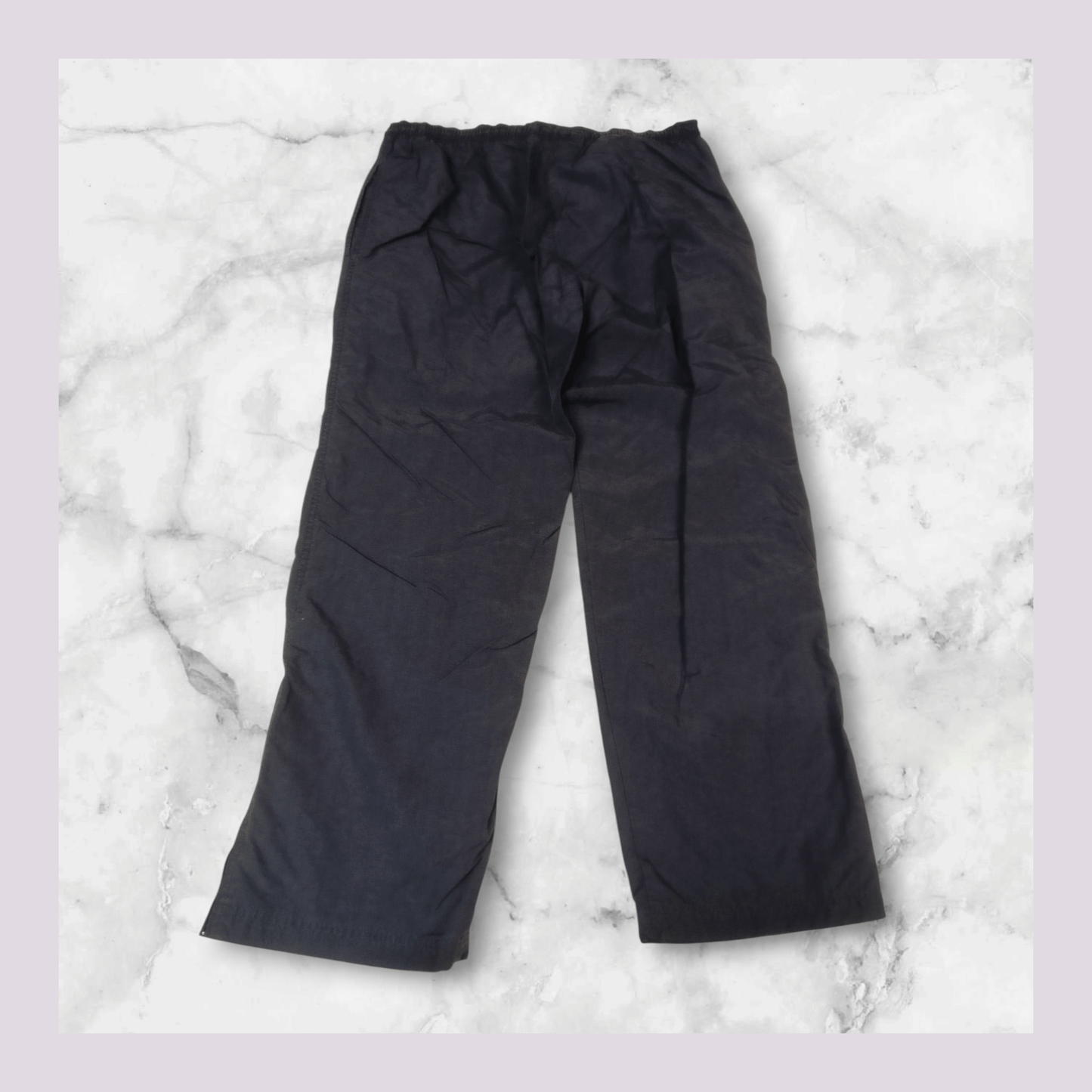 Entdecke unsere Vintage Track Pants von Nike und anderen Marken, erhältlich bei Valuxery.de - Dein Shop für trendige Vintage - Kleidung. Unsere Track Pants sind aus hochwertigen Materialien und