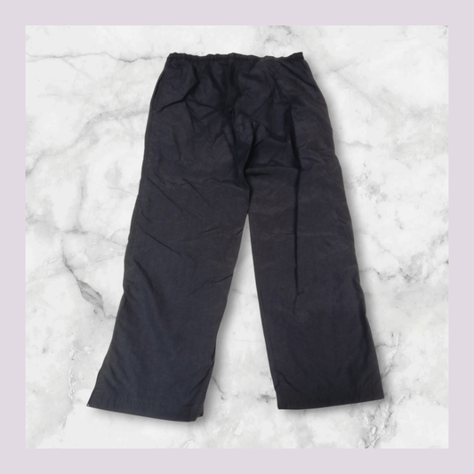 Entdecke unsere Vintage Track Pants von Nike und anderen Marken, erhältlich bei Valuxery.de - Dein Shop für trendige Vintage - Kleidung. Unsere Track Pants sind aus hochwertigen Materialien und