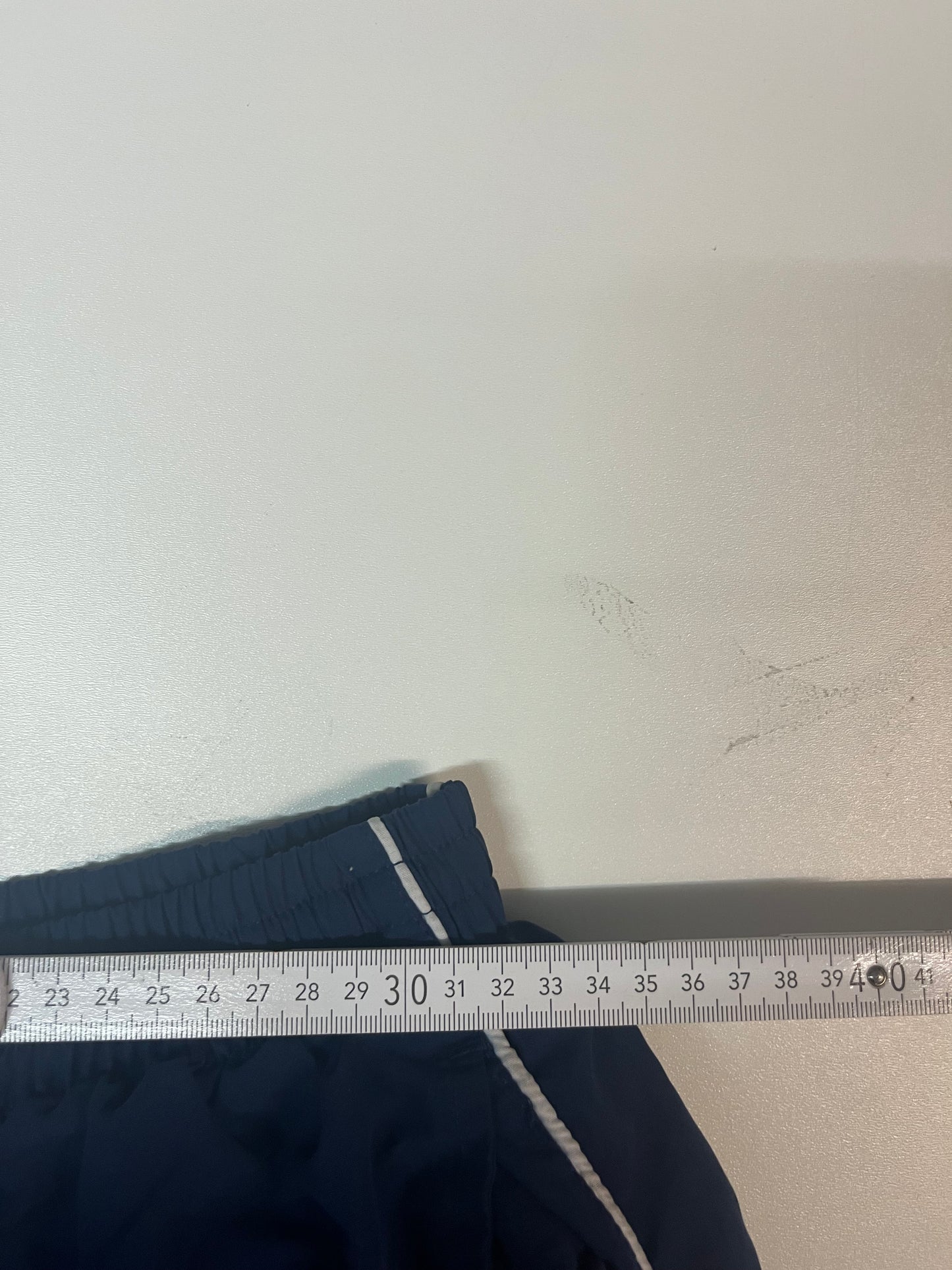 Entdecke unsere Vintage Track Pants von Nike und anderen Marken, erhältlich bei Valuxery.de - Dein Shop für trendige Vintage - Kleidung. Unsere Track Pants sind aus hochwertigen Materialien und