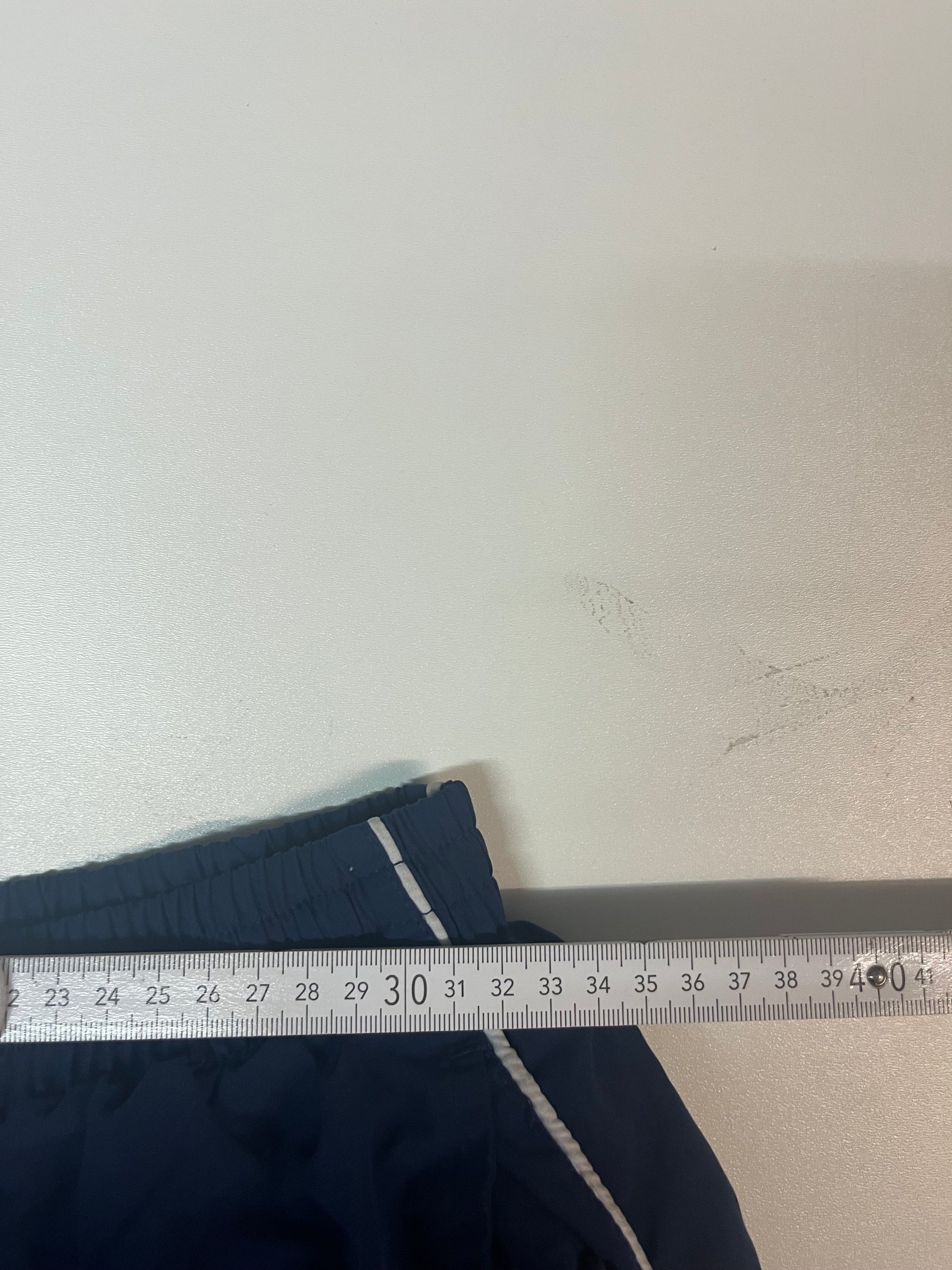 Entdecke unsere Vintage Track Pants von Nike und anderen Marken, erhältlich bei Valuxery.de - Dein Shop für trendige Vintage - Kleidung. Unsere Track Pants sind aus hochwertigen Materialien und