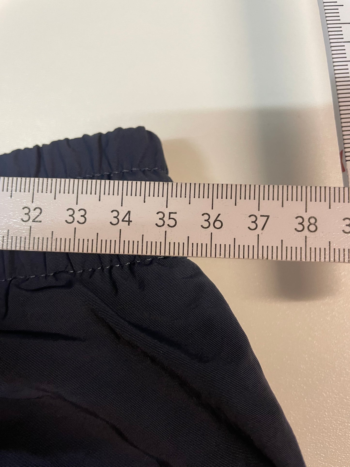 Entdecke unsere Vintage Track Pants von Nike und anderen Marken, erhältlich bei Valuxery.de - Dein Shop für trendige Vintage - Kleidung. Unsere Track Pants sind aus hochwertigen Materialien und