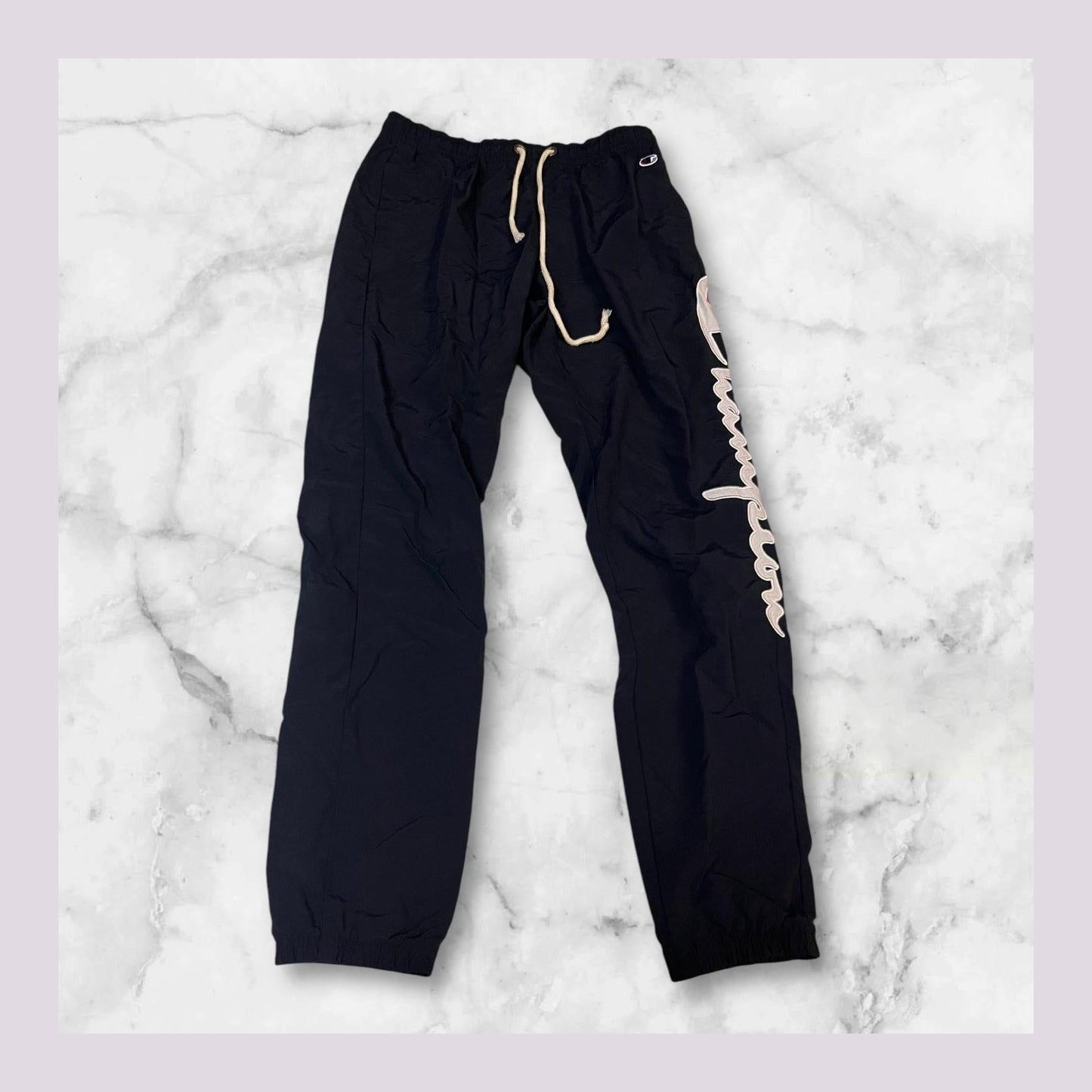 Entdecke unsere Vintage Track Pants von Nike und anderen Marken, erhältlich bei Valuxery.de - Dein Shop für trendige Vintage - Kleidung. Unsere Track Pants sind aus hochwertigen Materialien und