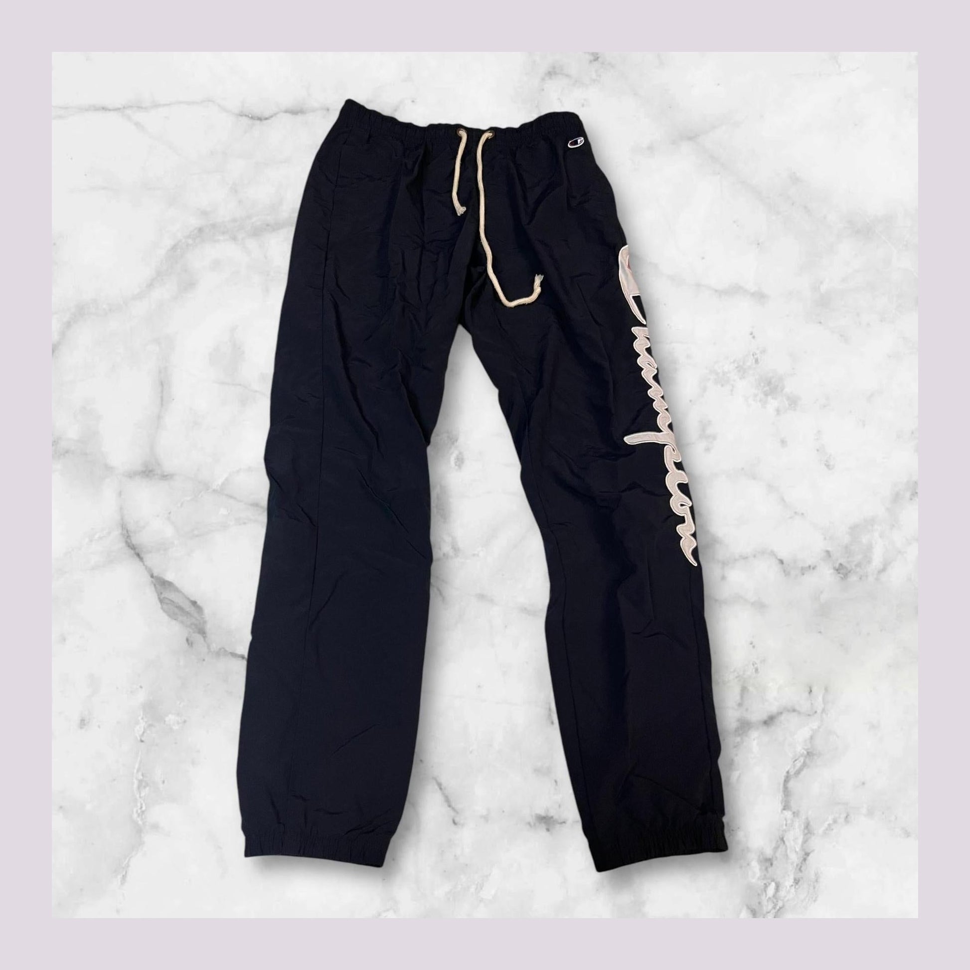 Entdecke unsere Vintage Track Pants von Nike und anderen Marken, erhältlich bei Valuxery.de - Dein Shop für trendige Vintage - Kleidung. Unsere Track Pants sind aus hochwertigen Materialien und