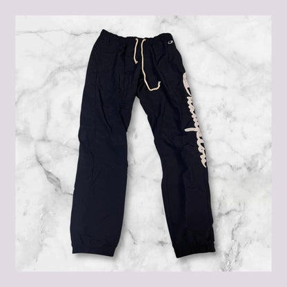 Entdecke unsere Vintage Track Pants von Nike und anderen Marken, erhältlich bei Valuxery.de - Dein Shop für trendige Vintage - Kleidung. Unsere Track Pants sind aus hochwertigen Materialien und