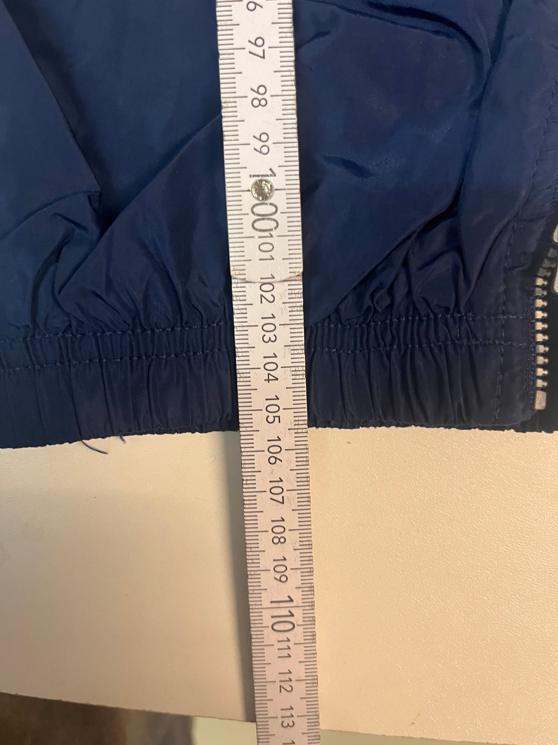 Entdecke unsere Vintage Track Pants von Nike und anderen Marken, erhältlich bei Valuxery.de - Dein Shop für trendige Vintage - Kleidung. Unsere Track Pants sind aus hochwertigen Materialien und