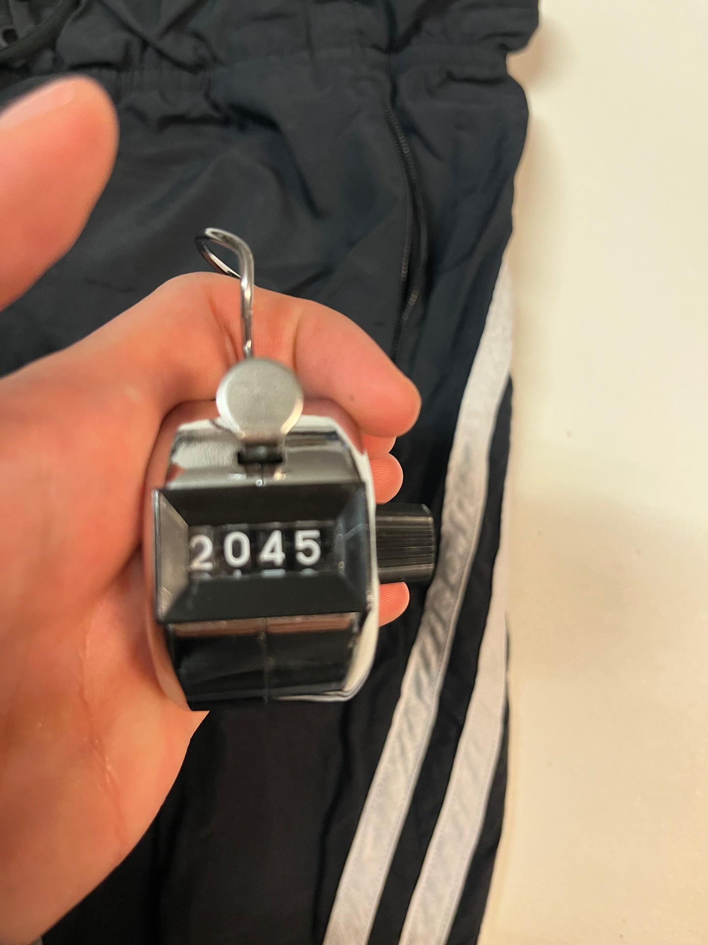 Entdecke unsere Vintage Track Pants von Nike und anderen Marken, erhältlich bei Valuxery.de - Dein Shop für trendige Vintage - Kleidung. Unsere Track Pants sind aus hochwertigen Materialien und