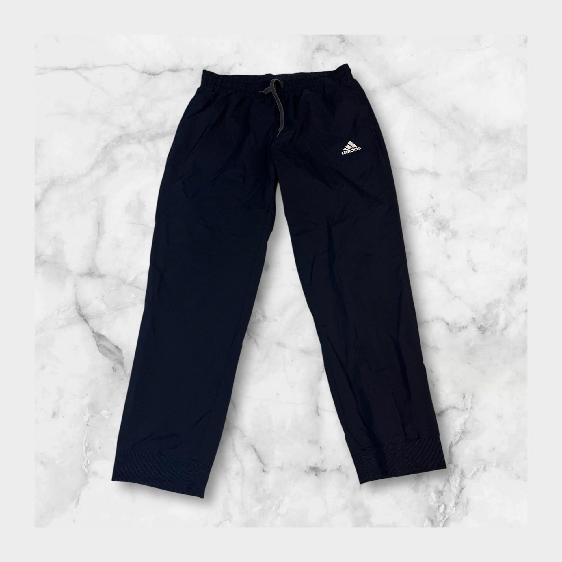 Entdecke unsere Vintage Track Pants von Nike und anderen Marken, erhältlich bei Valuxery.de - Dein Shop für trendige Vintage - Kleidung. Unsere Track Pants sind aus hochwertigen Materialien und