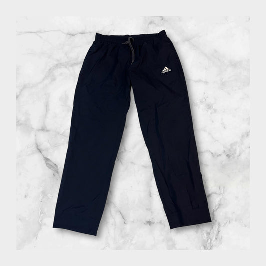 Entdecke unsere Vintage Track Pants von Nike und anderen Marken, erhältlich bei Valuxery.de - Dein Shop für trendige Vintage - Kleidung. Unsere Track Pants sind aus hochwertigen Materialien und