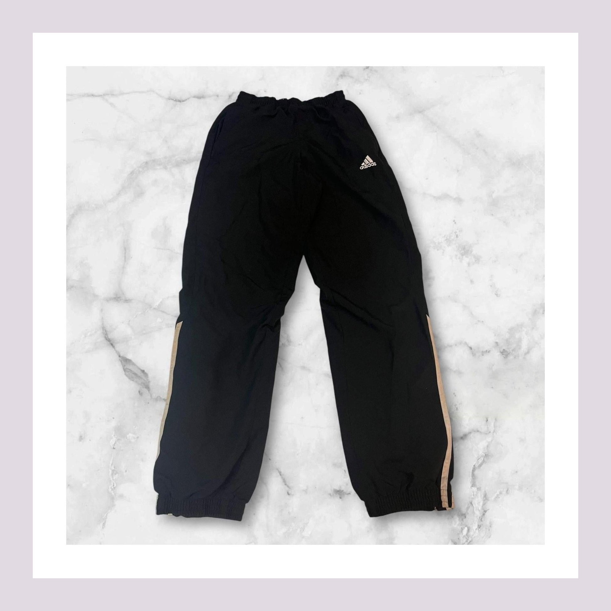 Entdecke unsere Vintage Track Pants von Nike und anderen Marken, erhältlich bei Valuxery.de - Dein Shop für trendige Vintage - Kleidung. Unsere Track Pants sind aus hochwertigen Materialien und