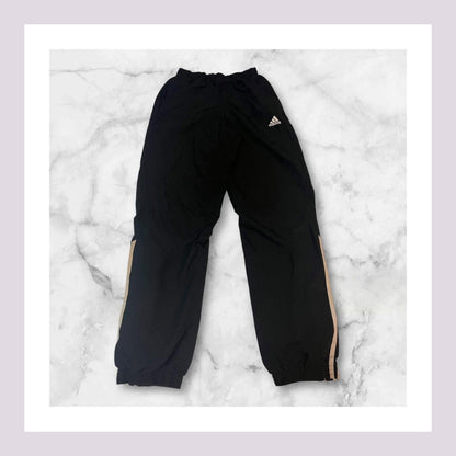 Entdecke unsere Vintage Track Pants von Nike und anderen Marken, erhältlich bei Valuxery.de - Dein Shop für trendige Vintage - Kleidung. Unsere Track Pants sind aus hochwertigen Materialien und
