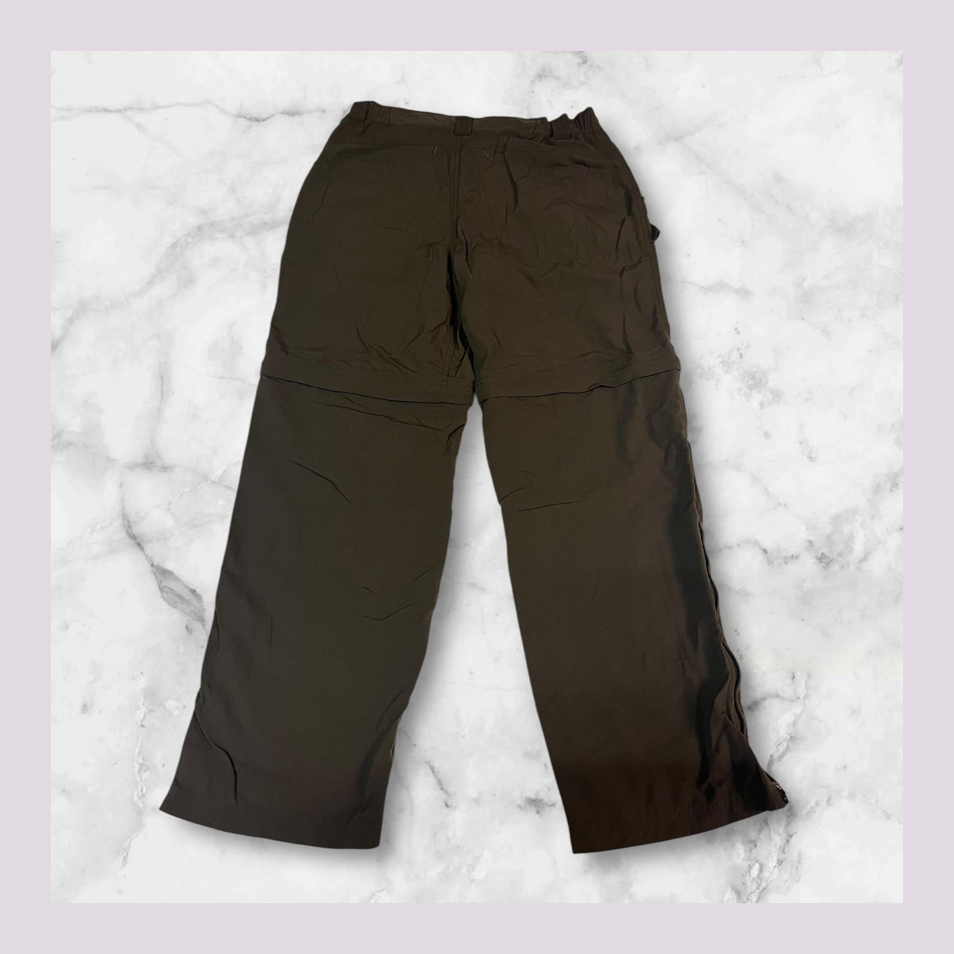Entdecke unsere Vintage Track Pants von Nike und anderen Marken, erhältlich bei Valuxery.de - Dein Shop für trendige Vintage - Kleidung. Unsere Track Pants sind aus hochwertigen Materialien und