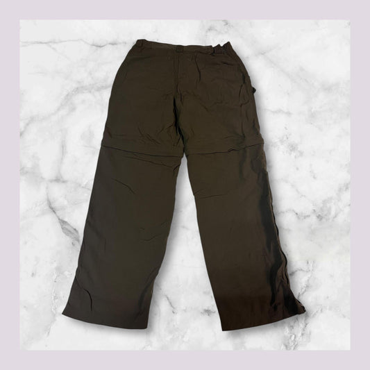 Entdecke unsere Vintage Track Pants von Nike und anderen Marken, erhältlich bei Valuxery.de - Dein Shop für trendige Vintage - Kleidung. Unsere Track Pants sind aus hochwertigen Materialien und