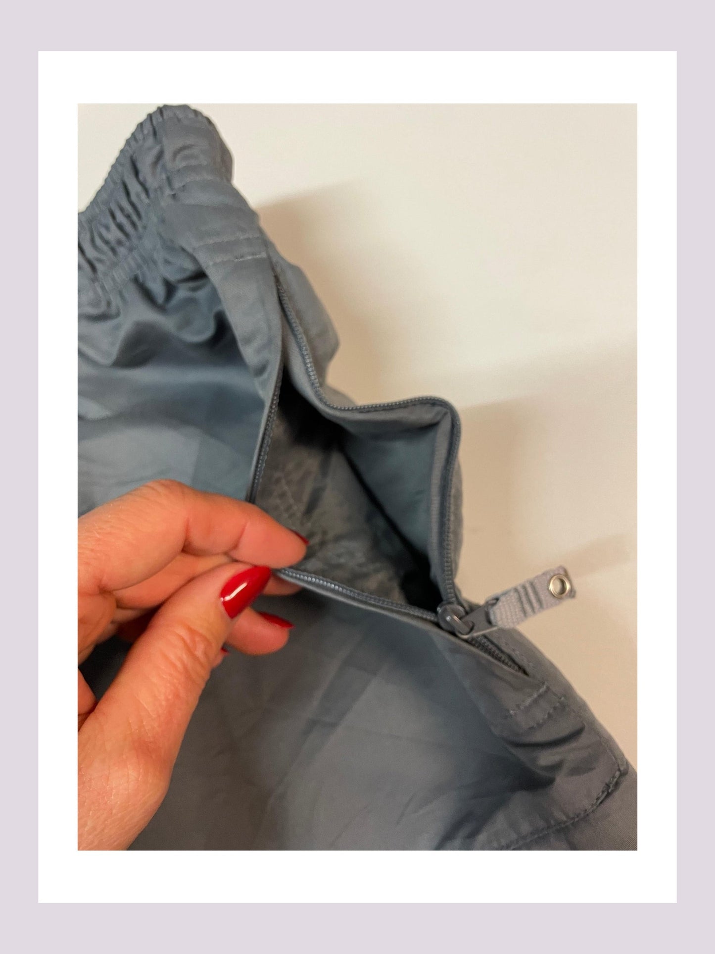 Entdecke unsere Vintage Track Pants von Nike und anderen Marken, erhältlich bei Valuxery.de - Dein Shop für trendige Vintage - Kleidung. Unsere Track Pants sind aus hochwertigen Materialien und