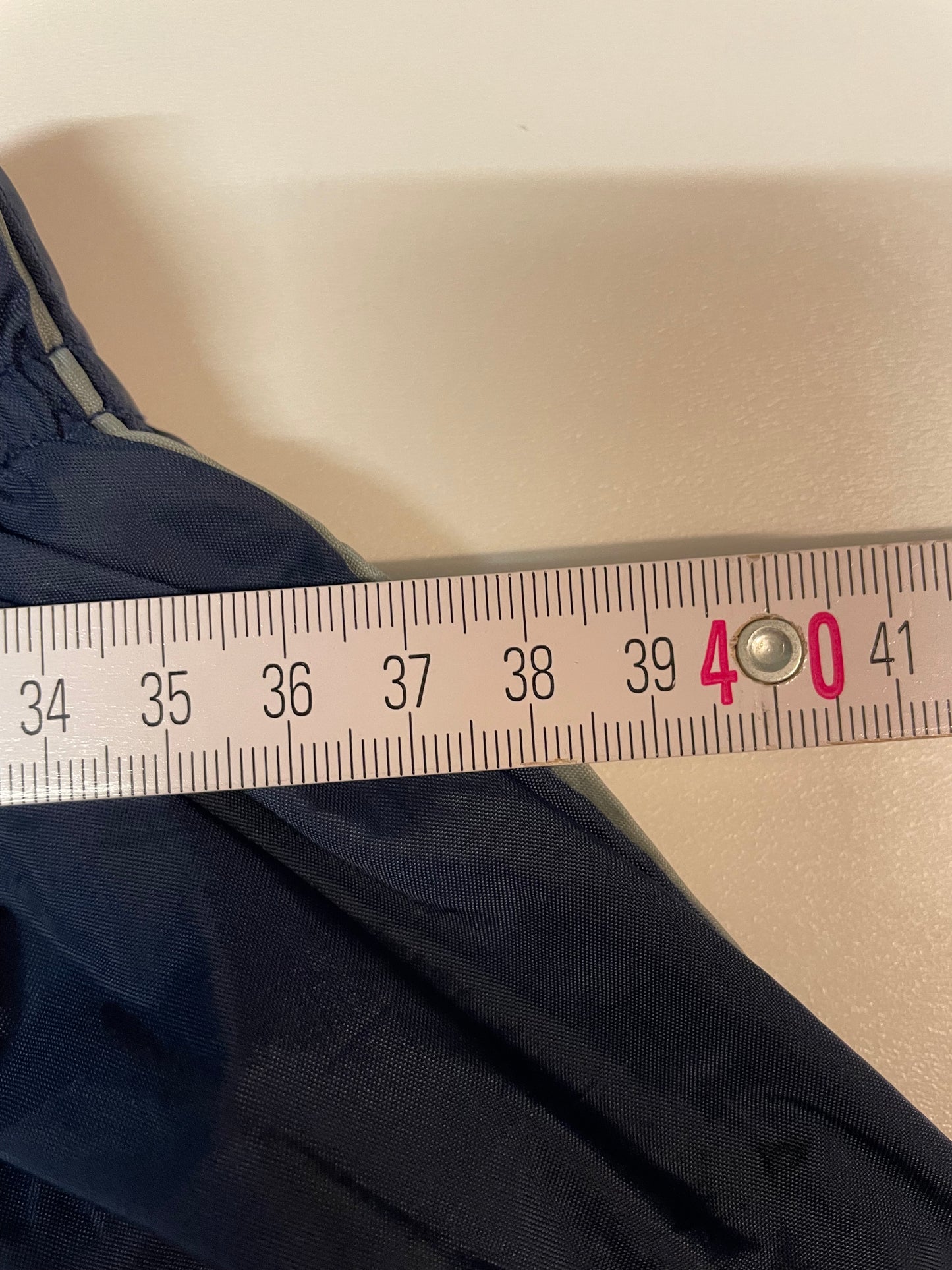 Entdecke unsere Vintage Track Pants von Nike und anderen Marken, erhältlich bei Valuxery.de - Dein Shop für trendige Vintage - Kleidung. Unsere Track Pants sind aus hochwertigen Materialien und