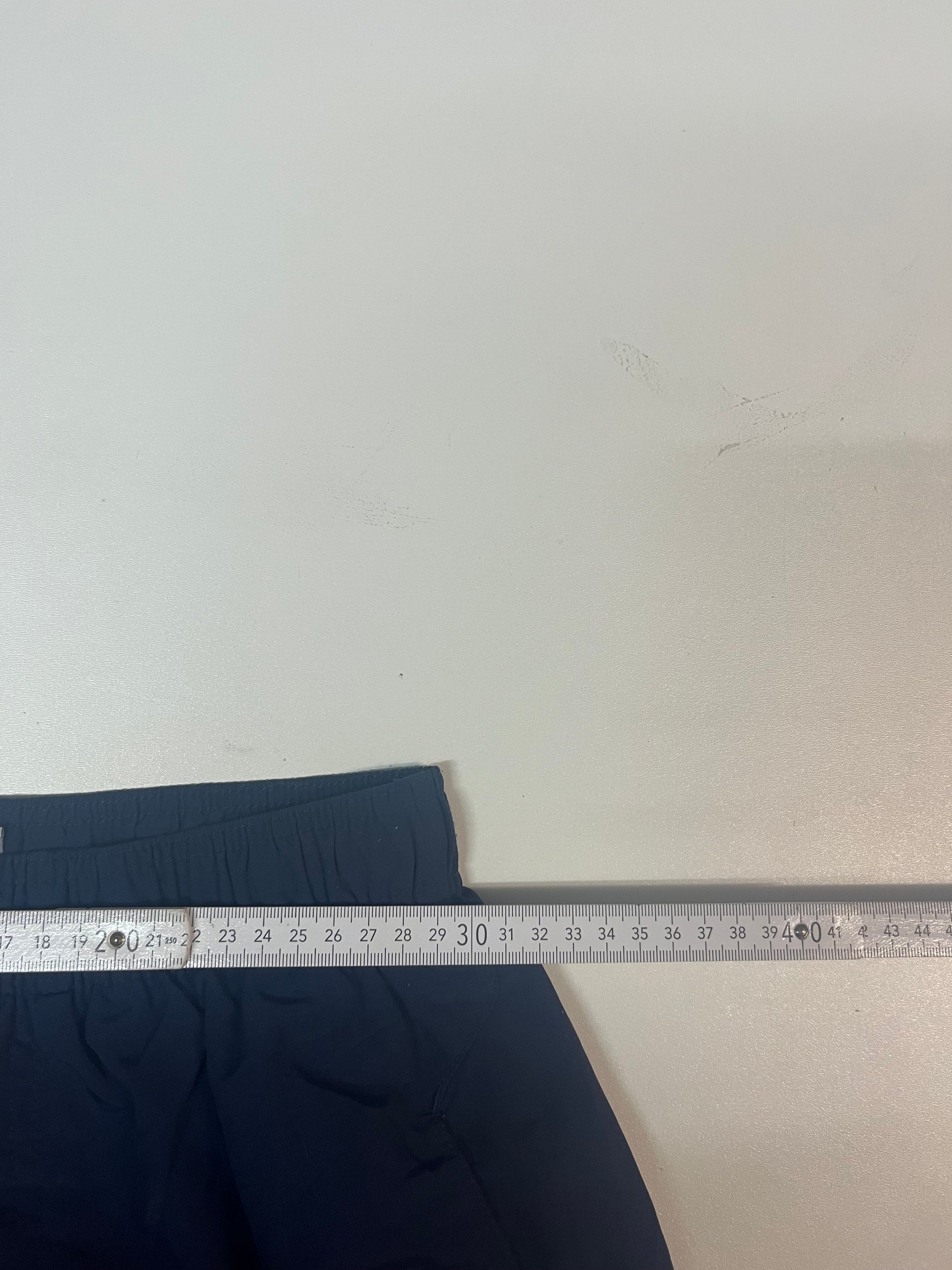 Entdecke unsere Vintage Track Pants von Nike und anderen Marken, erhältlich bei Valuxery.de - Dein Shop für trendige Vintage - Kleidung. Unsere Track Pants sind aus hochwertigen Materialien und