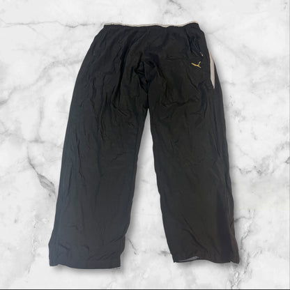 Entdecke unsere Vintage Track Pants von Nike und anderen Marken, erhältlich bei Valuxery.de - Dein Shop für trendige Vintage - Kleidung. Unsere Track Pants sind aus hochwertigen Materialien und