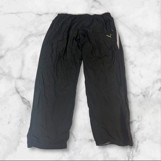 Entdecke unsere Vintage Track Pants von Nike und anderen Marken, erhältlich bei Valuxery.de - Dein Shop für trendige Vintage - Kleidung. Unsere Track Pants sind aus hochwertigen Materialien und