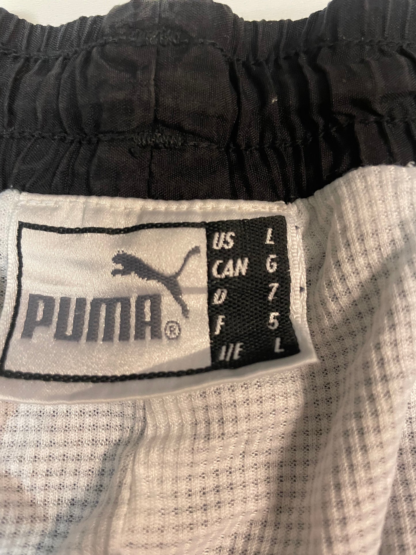 Entdecke unsere Vintage Track Pants von Nike und anderen Marken, erhältlich bei Valuxery.de - Dein Shop für trendige Vintage - Kleidung. Unsere Track Pants sind aus hochwertigen Materialien und