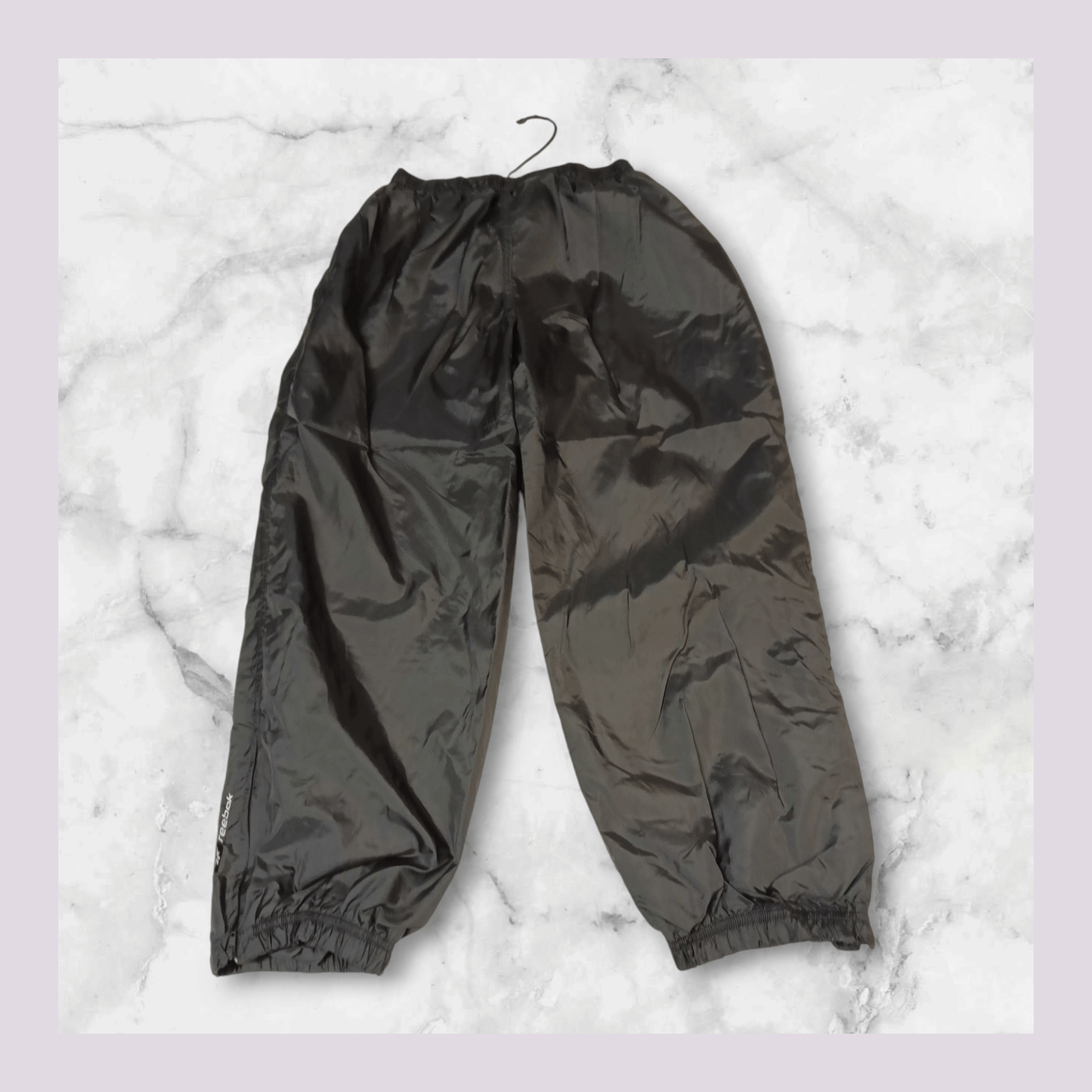 Entdecke unsere Vintage Track Pants von Nike und anderen Marken, erhältlich bei Valuxery.de - Dein Shop für trendige Vintage - Kleidung. Unsere Track Pants sind aus hochwertigen Materialien und