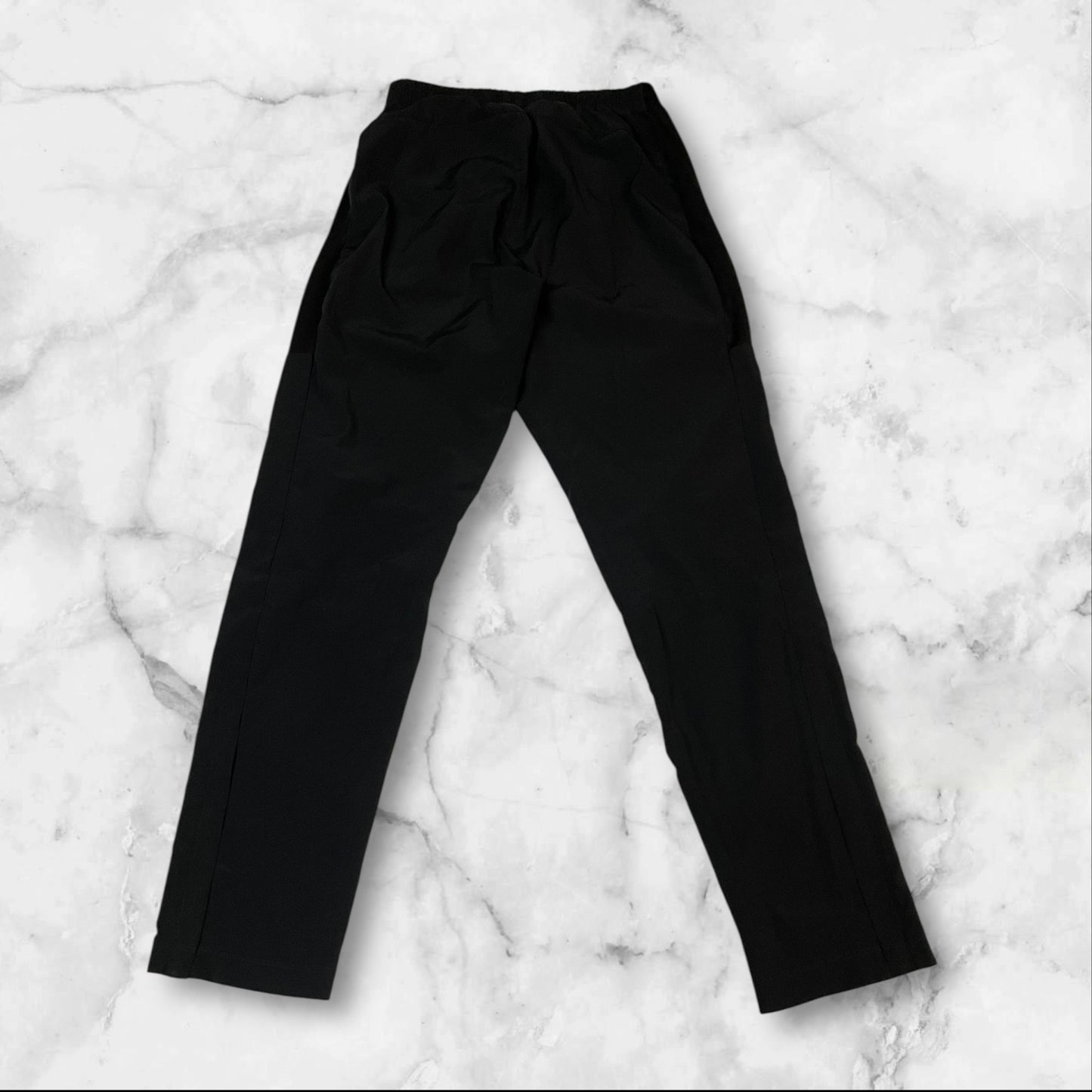 Entdecke unsere Vintage Track Pants von Nike und anderen Marken, erhältlich bei Valuxery.de - Dein Shop für trendige Vintage - Kleidung. Unsere Track Pants sind aus hochwertigen Materialien und