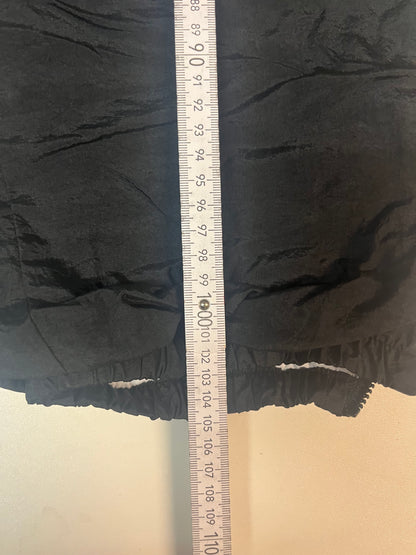 Entdecke unsere Vintage Track Pants von Nike und anderen Marken, erhältlich bei Valuxery.de - Dein Shop für trendige Vintage - Kleidung. Unsere Track Pants sind aus hochwertigen Materialien und