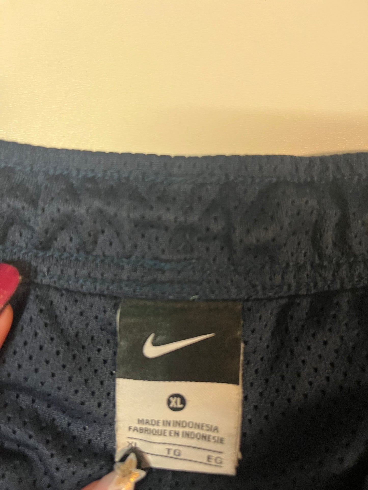 Entdecke unsere Vintage Track Pants von Nike und anderen Marken, erhältlich bei Valuxery.de - Dein Shop für trendige Vintage - Kleidung. Unsere Track Pants sind aus hochwertigen Materialien und