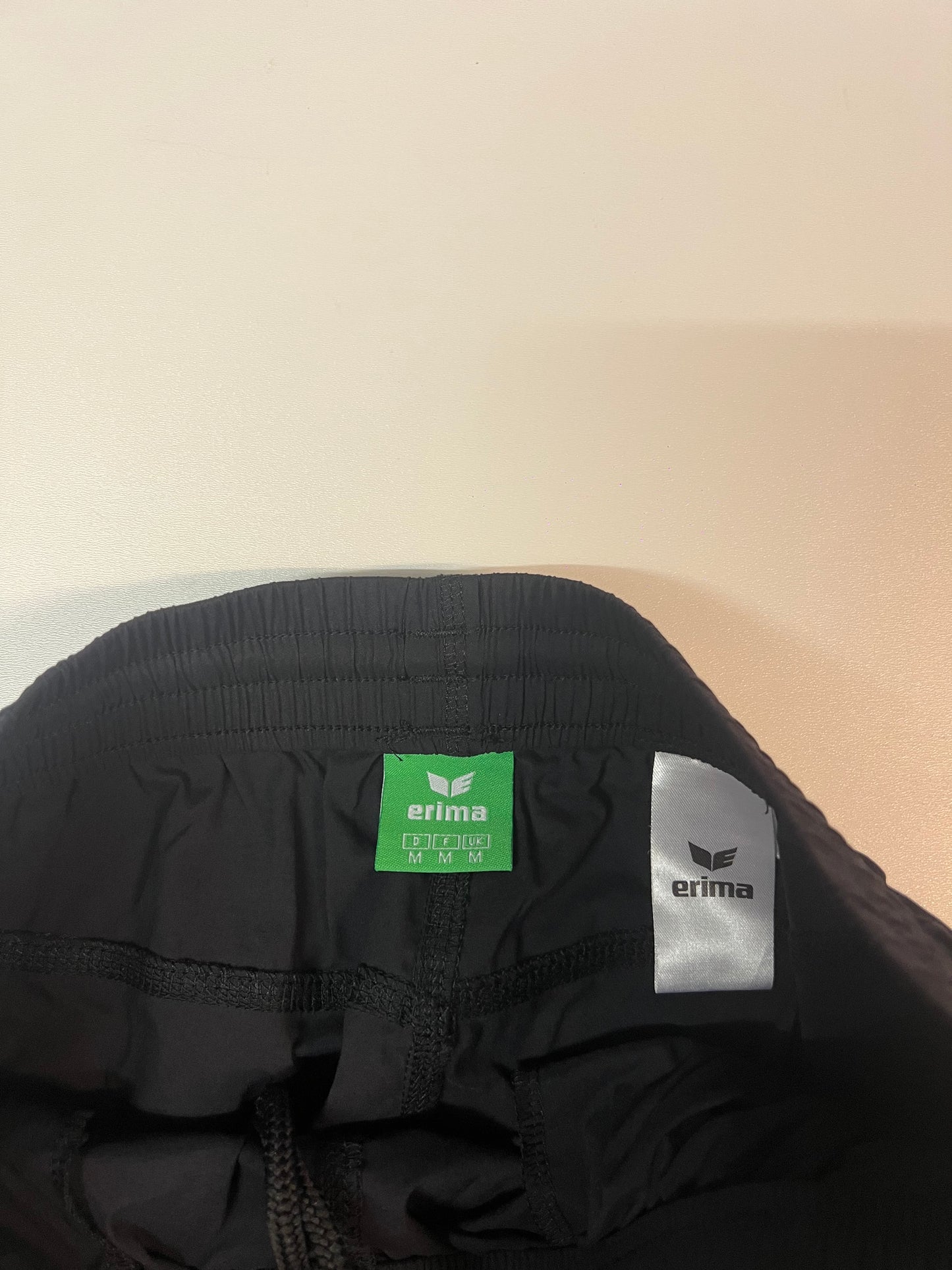 Entdecke unsere Vintage Track Pants von Nike und anderen Marken, erhältlich bei Valuxery.de - Dein Shop für trendige Vintage - Kleidung. Unsere Track Pants sind aus hochwertigen Materialien und