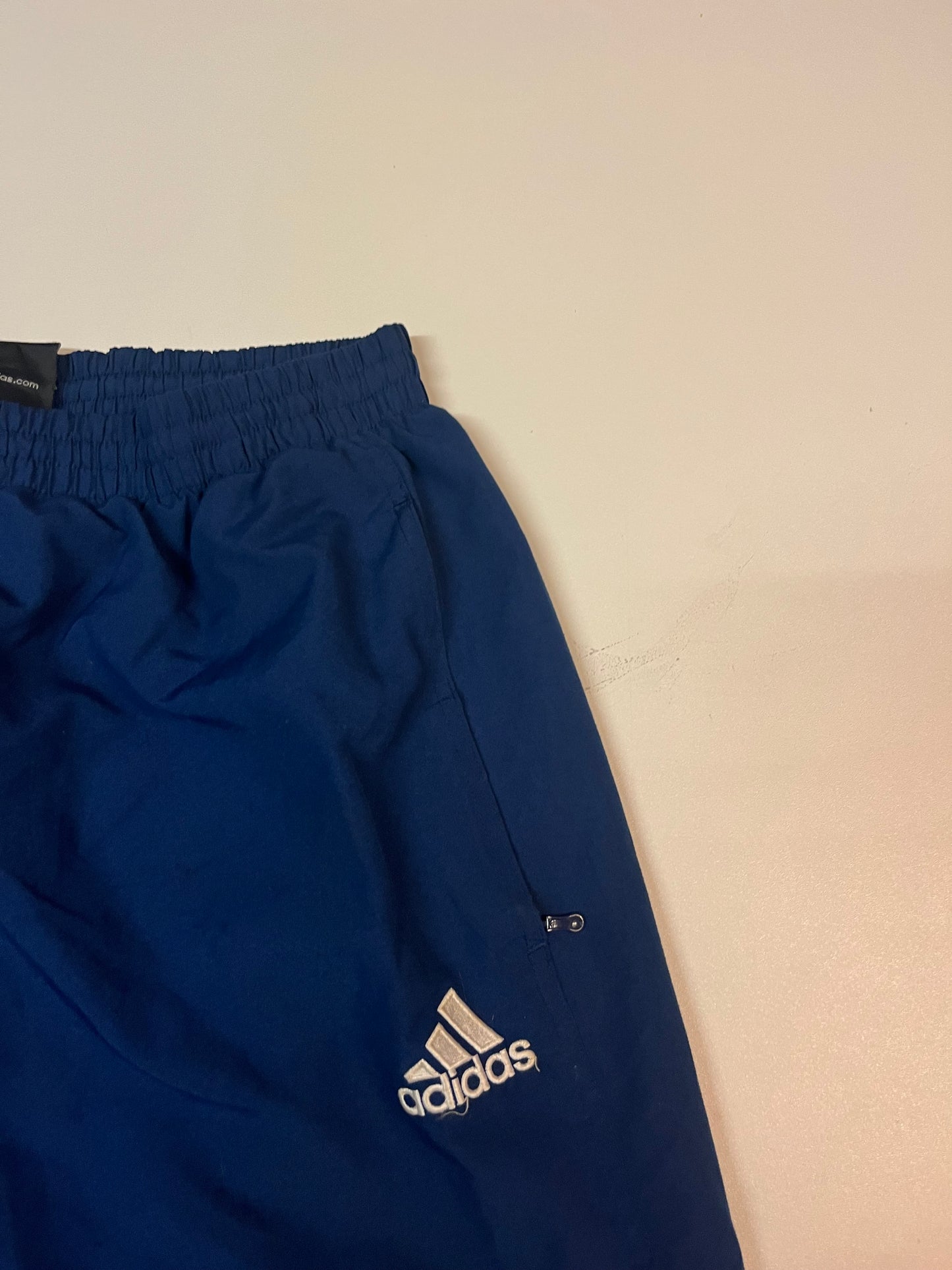 Entdecke unsere Vintage Track Pants von Nike und anderen Marken, erhältlich bei Valuxery.de - Dein Shop für trendige Vintage - Kleidung. Unsere Track Pants sind aus hochwertigen Materialien und