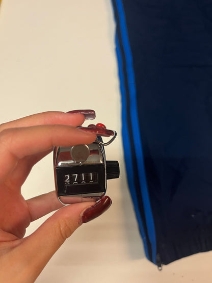 Entdecke unsere Vintage Track Pants von Nike und anderen Marken, erhältlich bei Valuxery.de - Dein Shop für trendige Vintage - Kleidung. Unsere Track Pants sind aus hochwertigen Materialien und