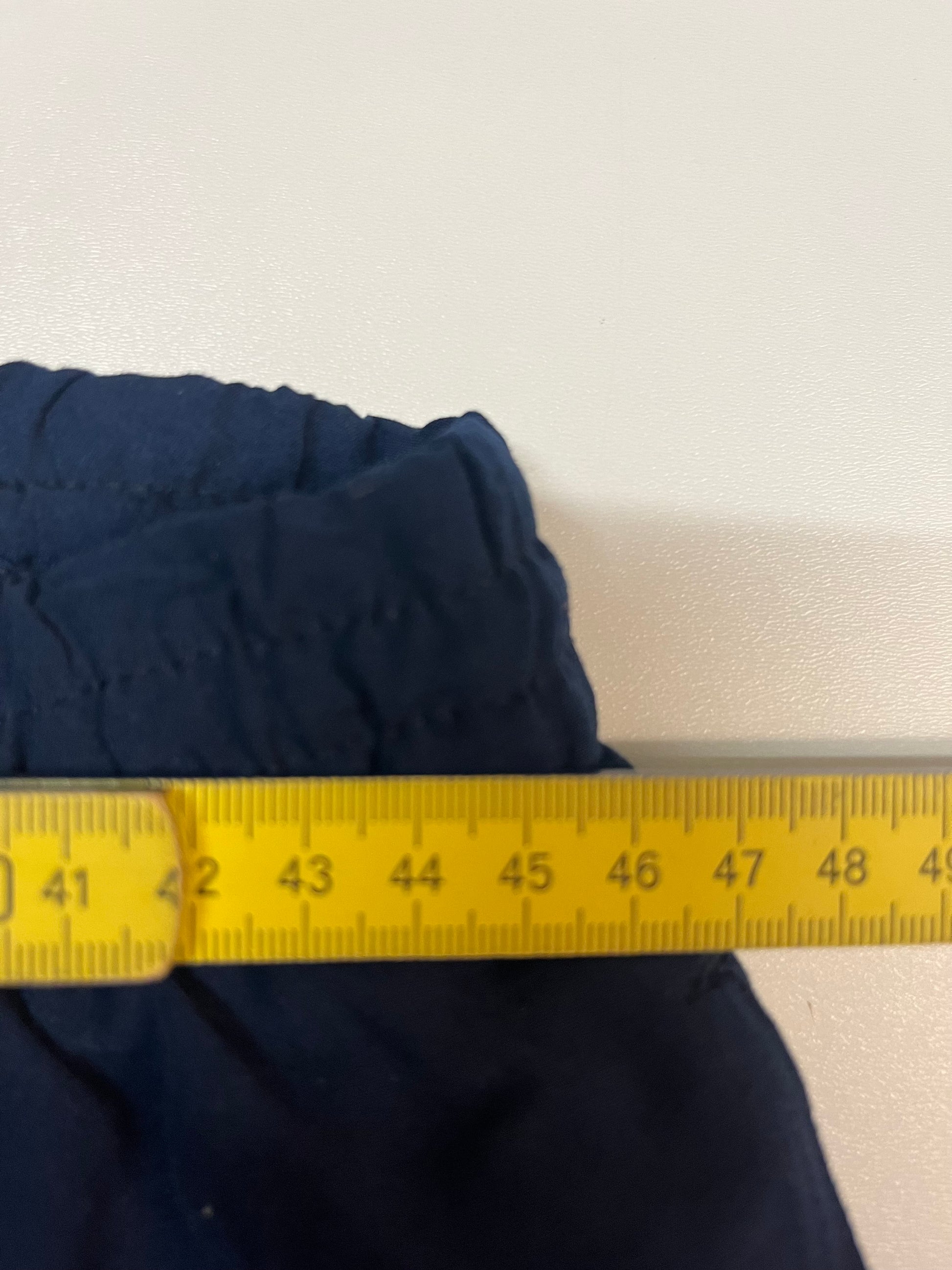 Entdecke unsere Vintage Track Pants von Nike und anderen Marken, erhältlich bei Valuxery.de - Dein Shop für trendige Vintage - Kleidung. Unsere Track Pants sind aus hochwertigen Materialien und