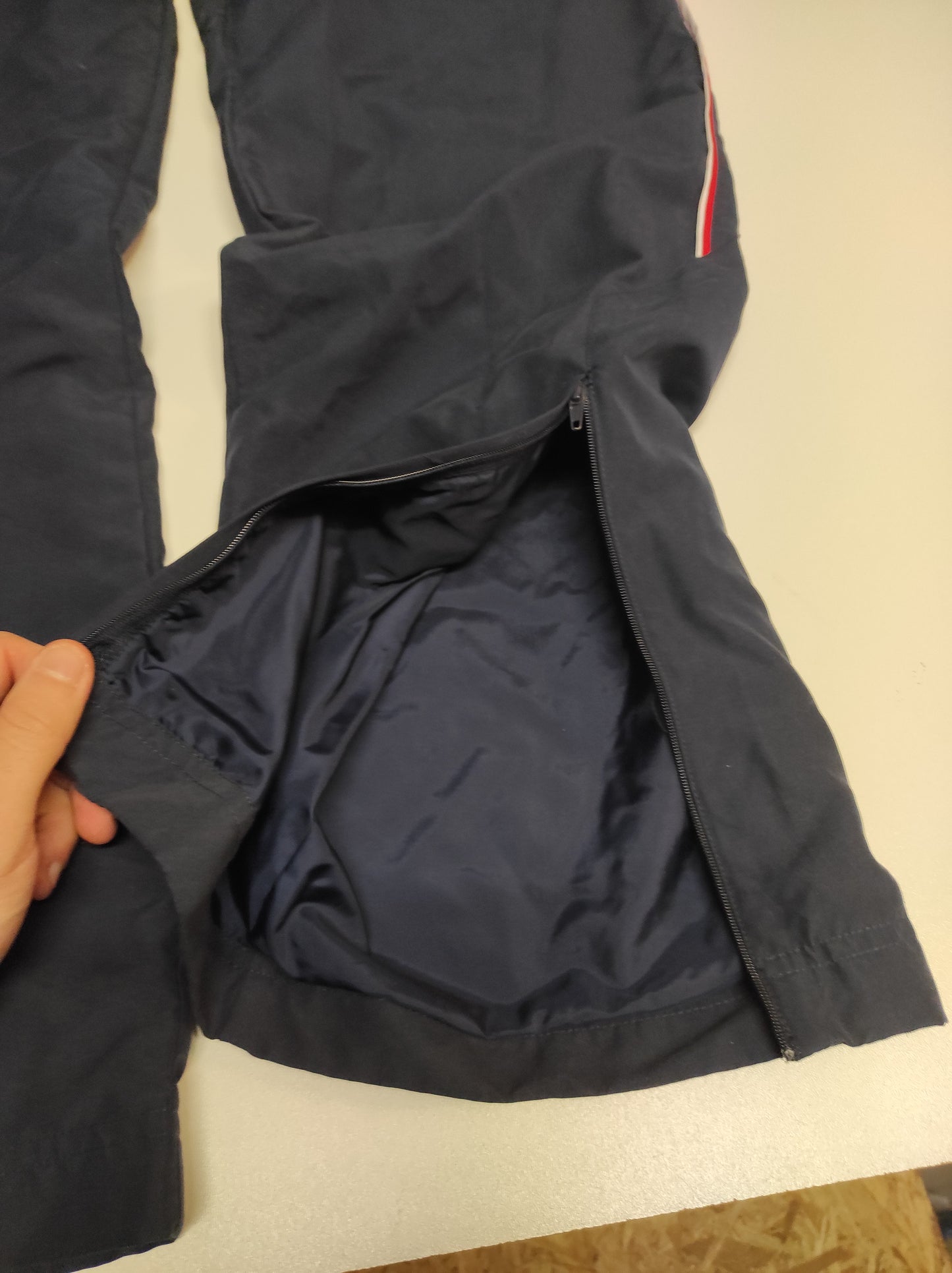 Entdecke unsere Vintage Track Pants von Nike und anderen Marken, erhältlich bei Valuxery.de - Dein Shop für trendige Vintage - Kleidung. Unsere Track Pants sind aus hochwertigen Materialien und