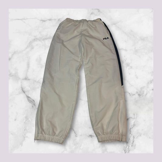 Entdecke unsere Vintage Track Pants von Nike und anderen Marken, erhältlich bei Valuxery.de - Dein Shop für trendige Vintage - Kleidung. Unsere Track Pants sind aus hochwertigen Materialien und