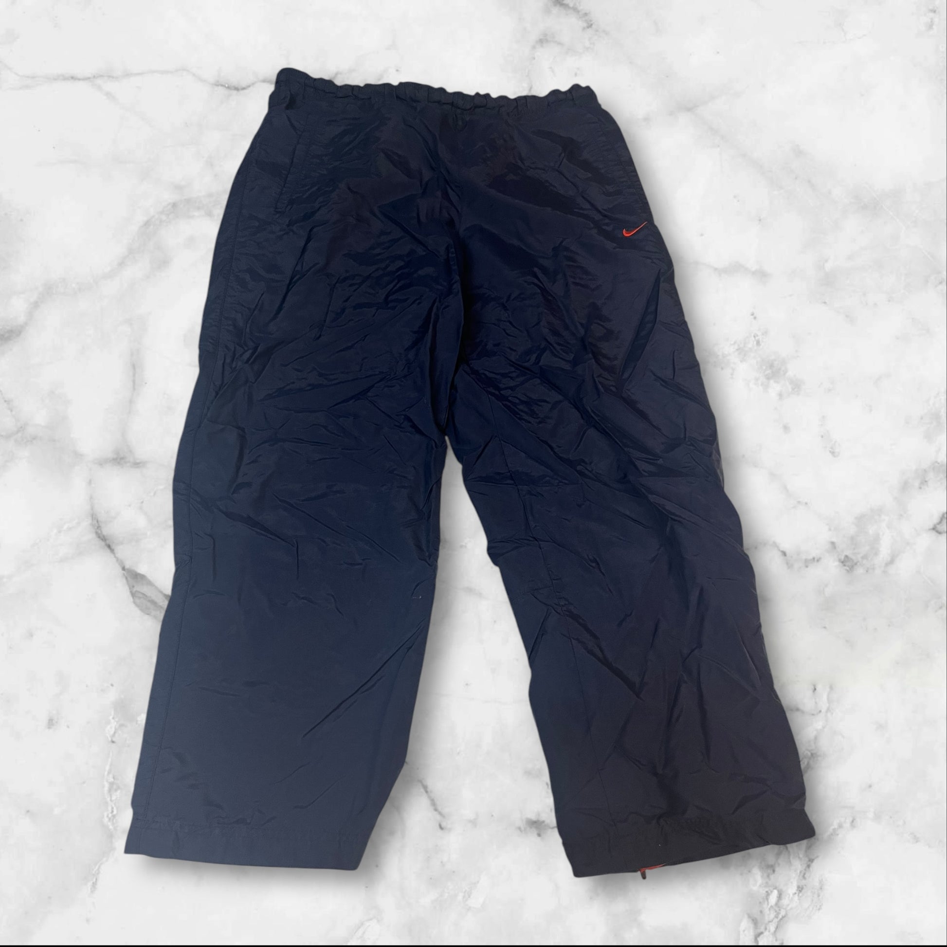 Entdecke unsere Vintage Track Pants von Nike und anderen Marken, erhältlich bei Valuxery.de - Dein Shop für trendige Vintage - Kleidung. Unsere Track Pants sind aus hochwertigen Materialien und