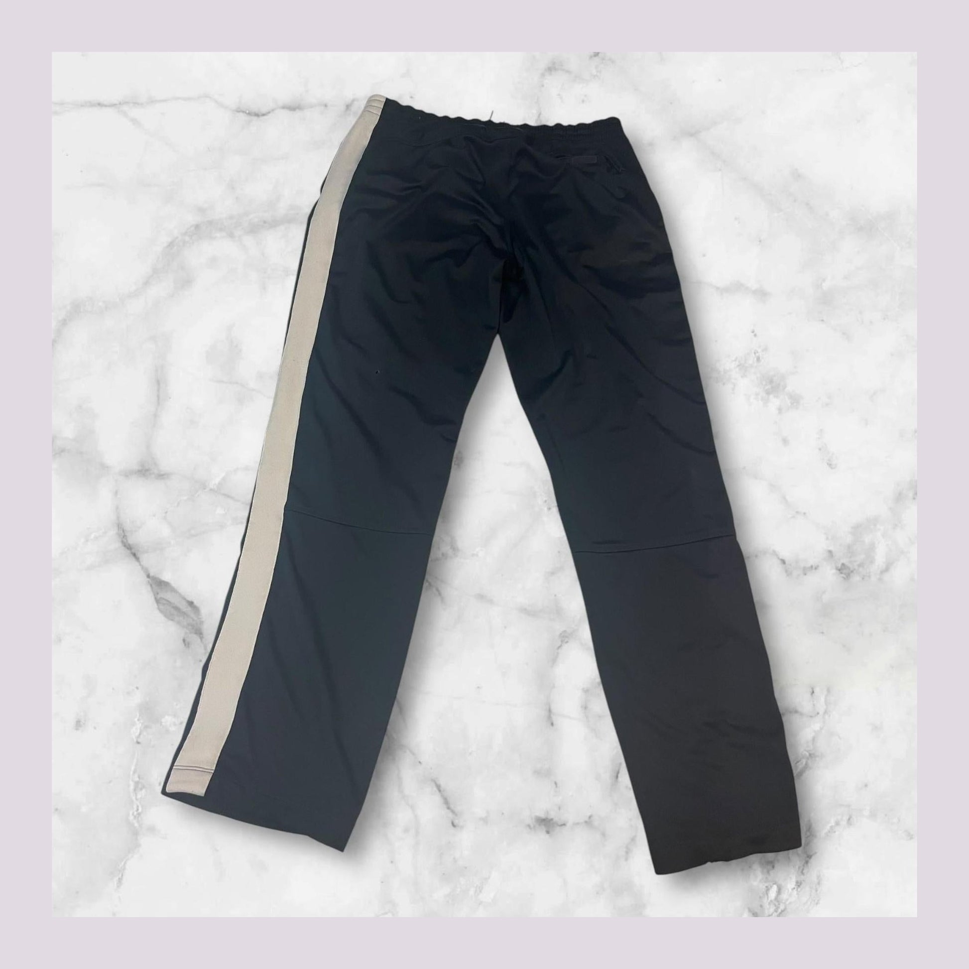 Entdecke unsere Vintage Track Pants von Nike und anderen Marken, erhältlich bei Valuxery.de - Dein Shop für trendige Vintage - Kleidung. Unsere Track Pants sind aus hochwertigen Materialien und