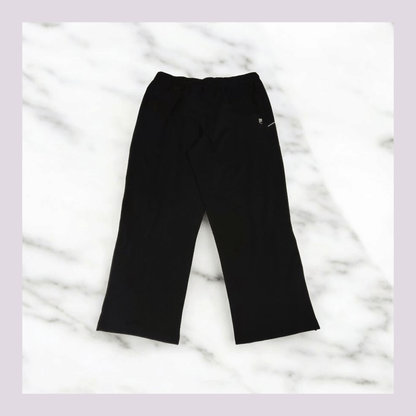 Entdecke unsere Vintage Track Pants von Nike und anderen Marken, erhältlich bei Valuxery.de - Dein Shop für trendige Vintage - Kleidung. Unsere Track Pants sind aus hochwertigen Materialien und
