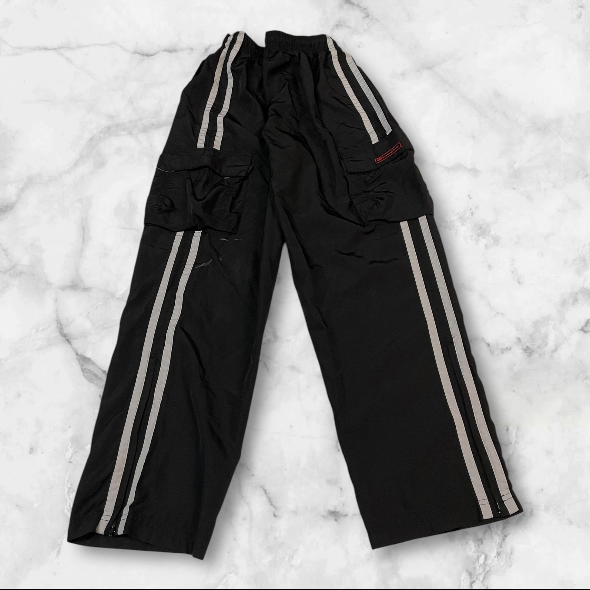 Entdecke unsere Vintage Track Pants von Nike und anderen Marken, erhältlich bei Valuxery.de - Dein Shop für trendige Vintage - Kleidung. Unsere Track Pants sind aus hochwertigen Materialien und