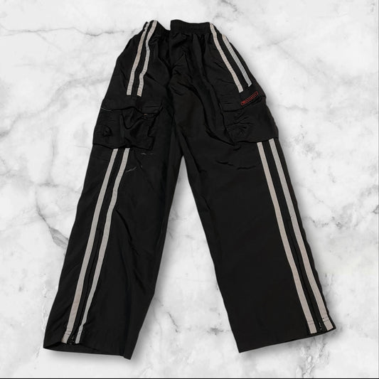 Entdecke unsere Vintage Track Pants von Nike und anderen Marken, erhältlich bei Valuxery.de - Dein Shop für trendige Vintage - Kleidung. Unsere Track Pants sind aus hochwertigen Materialien und