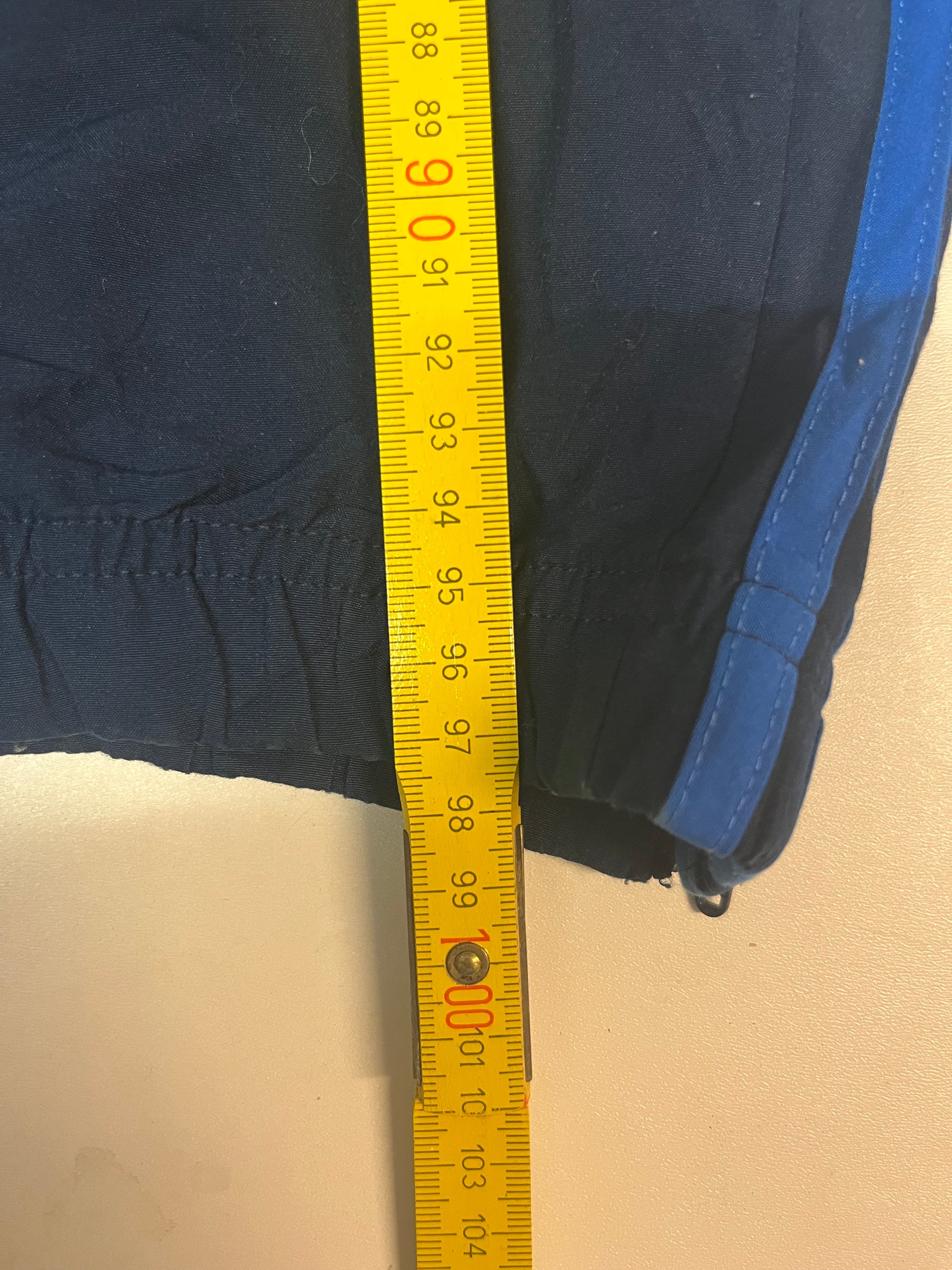 Entdecke unsere Vintage Track Pants von Nike und anderen Marken, erhältlich bei Valuxery.de - Dein Shop für trendige Vintage - Kleidung. Unsere Track Pants sind aus hochwertigen Materialien und