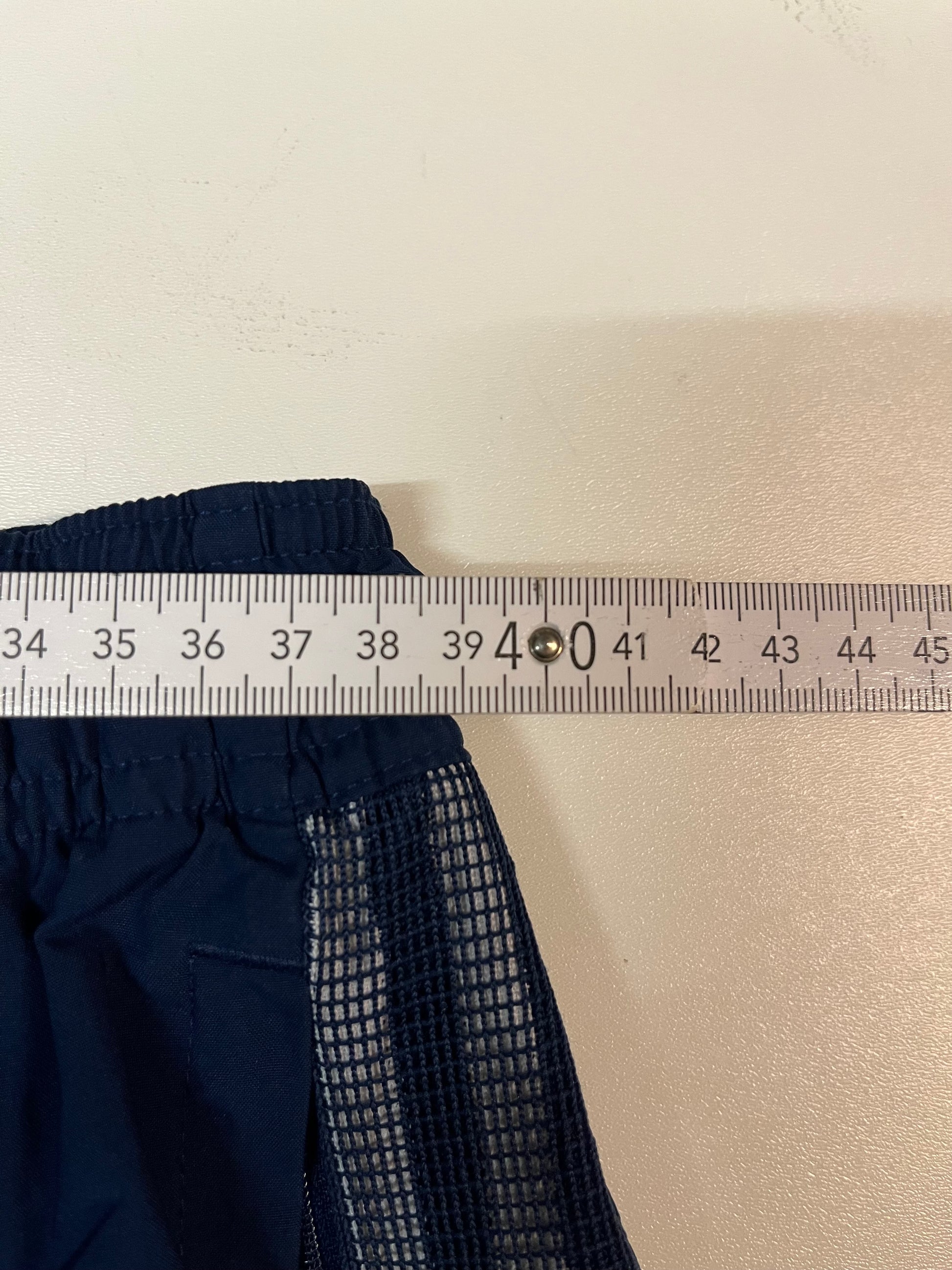 Entdecke unsere Vintage Track Pants von Nike und anderen Marken, erhältlich bei Valuxery.de - Dein Shop für trendige Vintage - Kleidung. Unsere Track Pants sind aus hochwertigen Materialien und