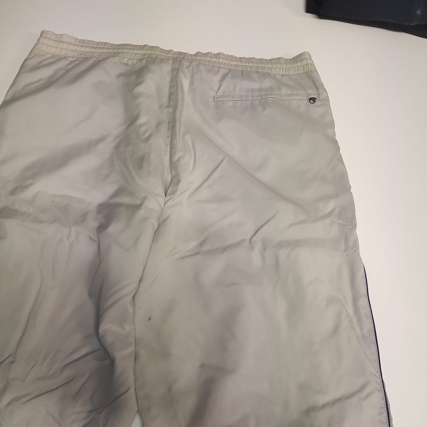 Entdecke unsere Vintage Track Pants von Nike und anderen Marken, erhältlich bei Valuxery.de - Dein Shop für trendige Vintage - Kleidung. Unsere Track Pants sind aus hochwertigen Materialien und