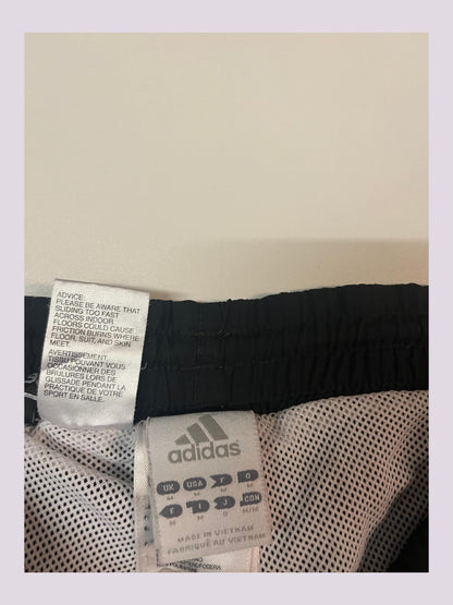 Entdecke unsere Vintage Track Pants von Nike und anderen Marken, erhältlich bei Valuxery.de - Dein Shop für trendige Vintage - Kleidung. Unsere Track Pants sind aus hochwertigen Materialien und