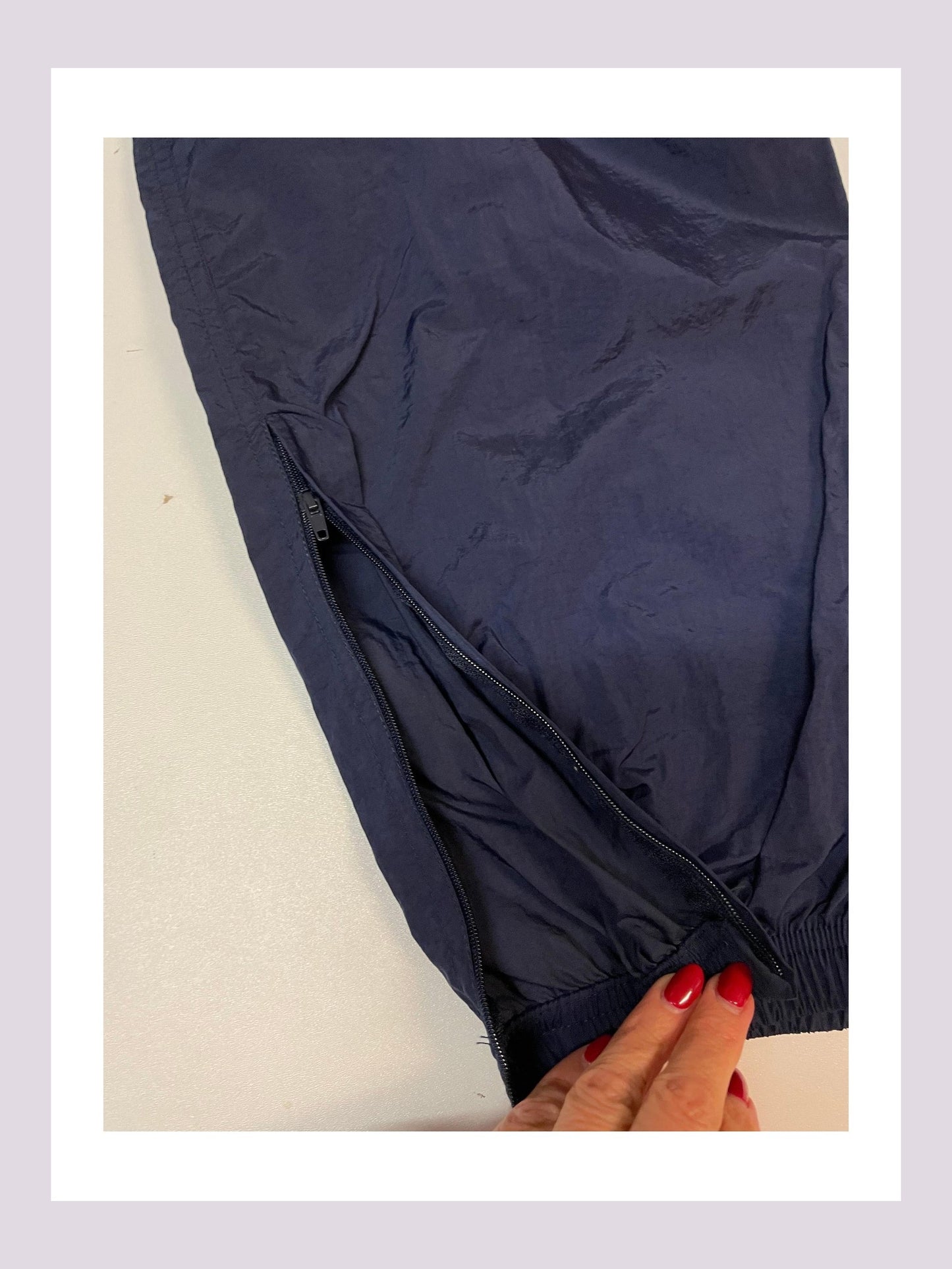 Entdecke unsere Vintage Track Pants von Nike und anderen Marken, erhältlich bei Valuxery.de - Dein Shop für trendige Vintage - Kleidung. Unsere Track Pants sind aus hochwertigen Materialien und