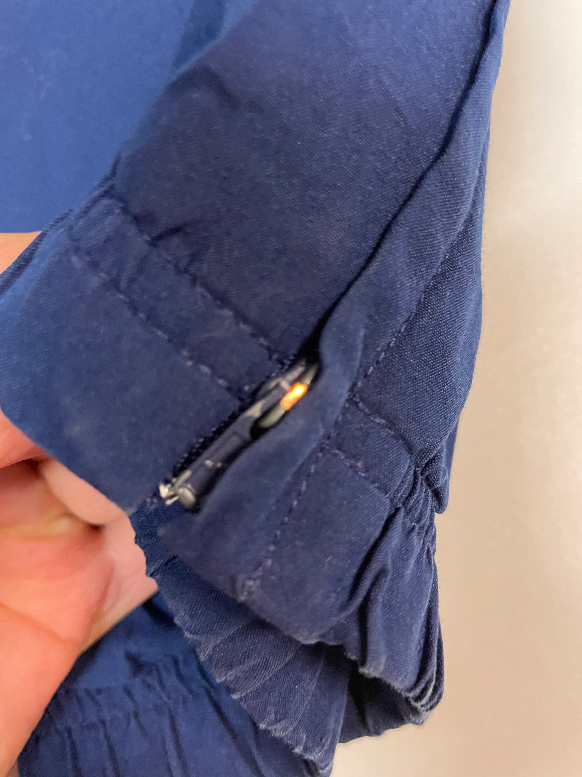 Entdecke unsere Vintage Track Pants von Nike und anderen Marken, erhältlich bei Valuxery.de - Dein Shop für trendige Vintage - Kleidung. Unsere Track Pants sind aus hochwertigen Materialien und