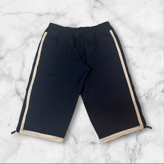 Entdecke unsere Vintage Track Pants von Nike und anderen Marken, erhältlich bei Valuxery.de - Dein Shop für trendige Vintage - Kleidung. Unsere Track Pants sind aus hochwertigen Materialien und